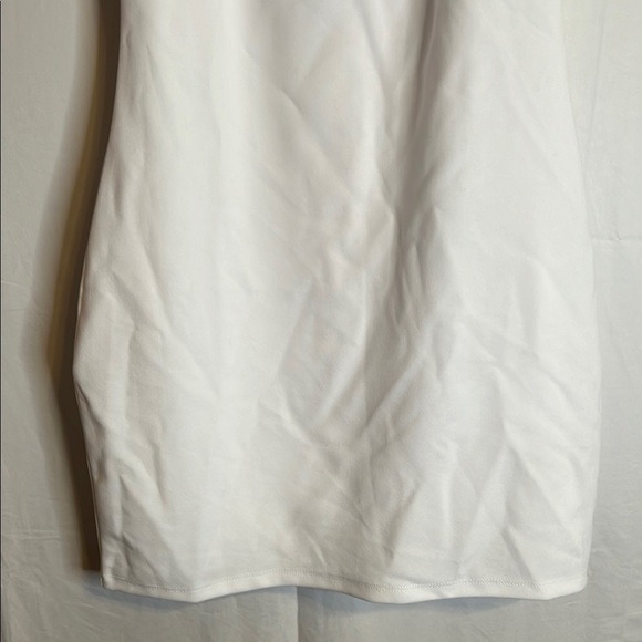 White Sleeveless Scoop Neck Dress with Faux Fur Accent Preowned - Picture 8 of 8